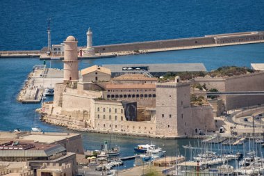 Saint-Jean Kalesi ve Fransa tepesinden Marsilya 'nın eski liman manzarası