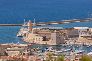 Saint-Jean Kalesi ve Fransa tepesinden Marsilya 'nın eski liman manzarası