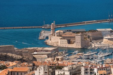 Saint-Jean Kalesi ve Fransa tepesinden Marsilya 'nın eski liman manzarası