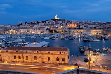 Marsilya 'nın eski limanının gece manzarası