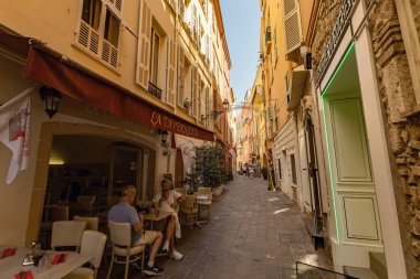 Monako 'nun eski bir kasabası, Monako-Ville, eski geleneksel evlerle dolu dar bir sokak.