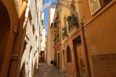 Monako 'nun eski bir kasabası, Monako-Ville, eski geleneksel evlerle dolu dar bir sokak.