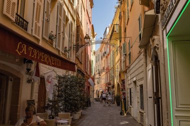 Monako 'nun eski bir kasabası, Monako-Ville, eski geleneksel evlerle dolu dar bir sokak.