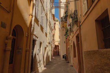 Monako 'nun eski bir kasabası, Monako-Ville, eski geleneksel evlerle dolu dar bir sokak.