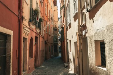 Monako 'nun eski bir kasabası, Monako-Ville, eski geleneksel evlerle dolu dar bir sokak.