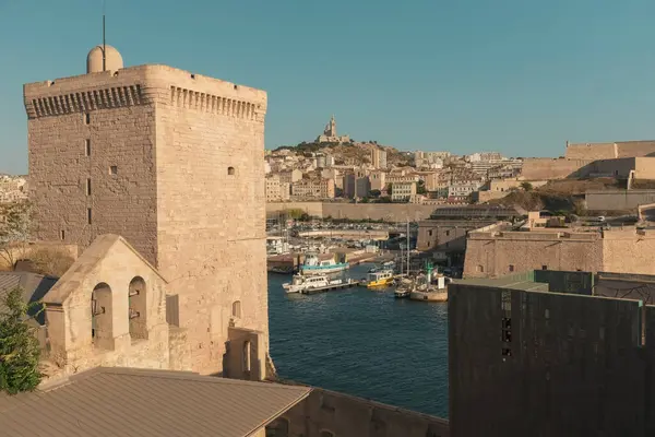 Marsseille Limanı 'ndaki tekneler Eski Fransa Limanı manzaralı.