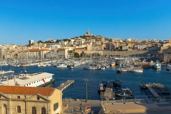 Marsseille Limanı 'ndaki tekneler Eski Fransa Limanı manzaralı.