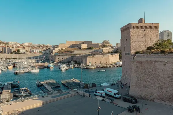 Marsseille Limanı 'ndaki tekneler Eski Fransa Limanı manzaralı.