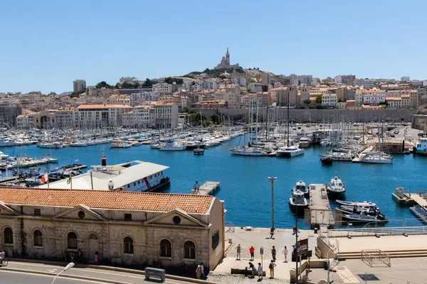 Marsseille Limanı 'ndaki tekneler Eski Fransa Limanı manzaralı.