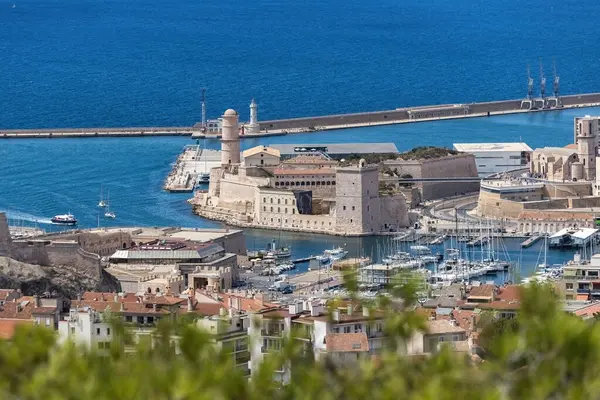 Saint-Jean Kalesi ve Fransa tepesinden Marsilya 'nın eski liman manzarası