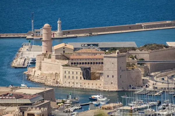 Saint-Jean Kalesi ve Fransa tepesinden Marsilya 'nın eski liman manzarası
