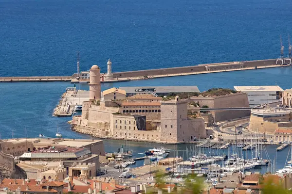Saint-Jean Kalesi ve Fransa tepesinden Marsilya 'nın eski liman manzarası
