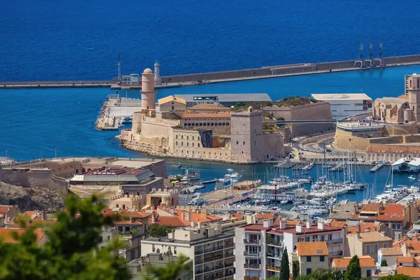 Saint-Jean Kalesi ve Fransa tepesinden Marsilya 'nın eski liman manzarası