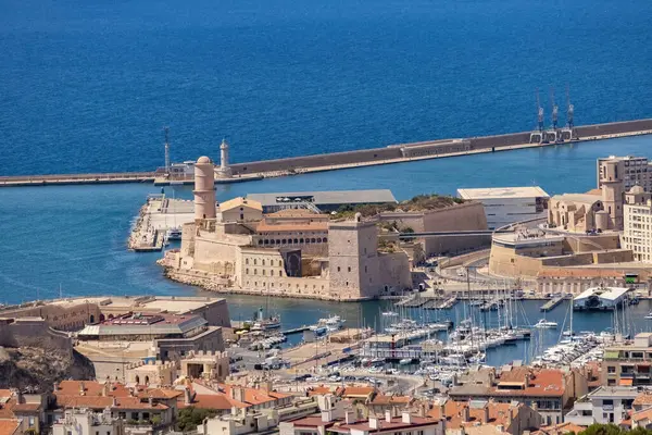 Saint-Jean Kalesi ve Fransa tepesinden Marsilya 'nın eski liman manzarası