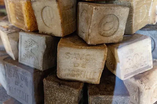 Marsilya 'daki Sabun Müzesi' nde geleneksel sabun örnekleri