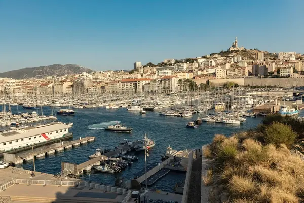 Marsseille Limanı 'ndaki tekneler Eski Fransa Limanı manzaralı.