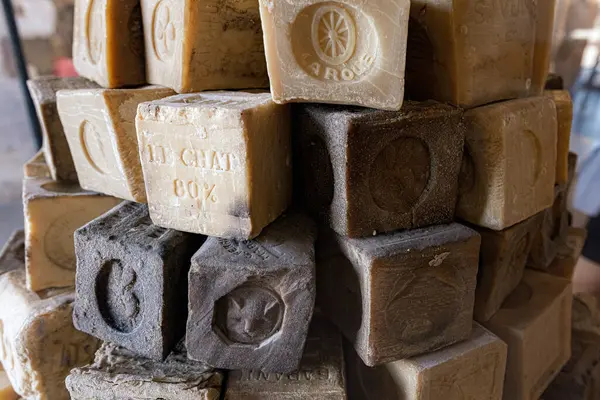 Marsilya 'daki Sabun Müzesi' nde geleneksel sabun örnekleri