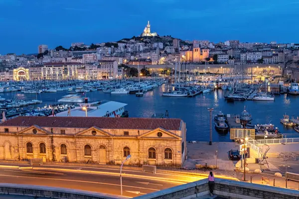 Marsilya 'nın eski limanının gece manzarası