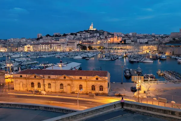 Marsilya 'nın eski limanının gece manzarası