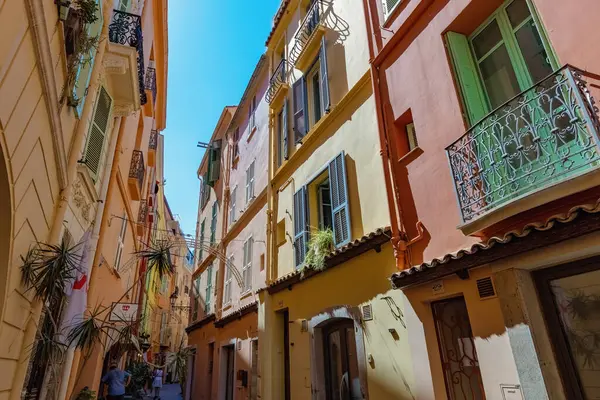 Monako 'nun eski bir kasabası, Monako-Ville, eski geleneksel evlerle dolu dar bir sokak.