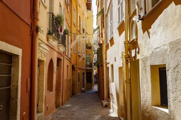 Monako 'nun eski bir kasabası, Monako-Ville, eski geleneksel evlerle dolu dar bir sokak.