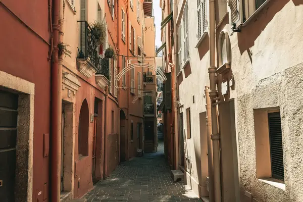 Monako 'nun eski bir kasabası, Monako-Ville, eski geleneksel evlerle dolu dar bir sokak.