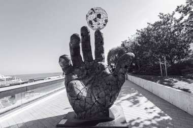 Monako 'daki Jardin du Casino' da dünyayı parmağında tutan dev metal el.