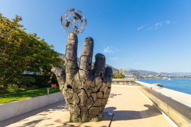 Monako 'daki Jardin du Casino' da dünyayı parmağında tutan dev metal el.