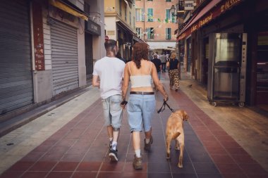 Eski kasabada köpeği gezdiren çift Fransa 'nın dar tarihi evleri.