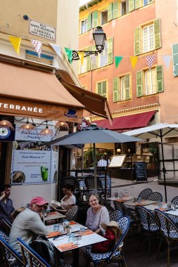 Akşam yemeği için eski kasaba Nica France 'daki restoranda güzel yaşlı kasaba halkı.