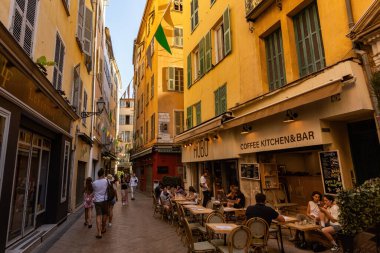 Akşam yemeği için eski kasaba Nica France 'daki restoranda güzel yaşlı kasaba halkı.