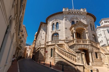 1930 'da inşa edilmiş tarihi bir mahkeme binası olan Monako' daki Palais de Justice 'in ön manzarasında, süslemeli taş mimari ve Monako-Ville' in kalbinde çift merdiven sergileniyor.