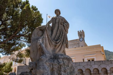 Grimaldi hanedanının kuruluşunun tarihi bir sembolü olan Monako 'daki Prince' s Palace 'ın dışında keşiş kılığına girmiş Francois Grimaldi heykeli.