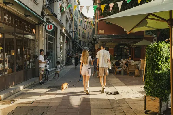 Eski kasabada köpeği gezdiren çift Fransa 'nın dar tarihi evleri.