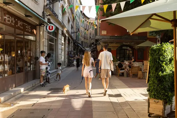 Eski kasabada köpeği gezdiren çift Fransa 'nın dar tarihi evleri.