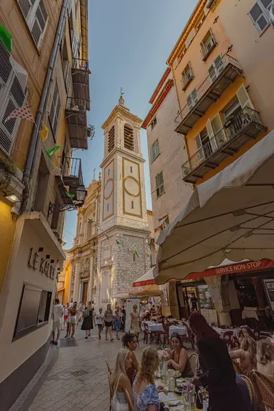 Akşam yemeği için eski kasaba Nica France 'daki restoranda güzel yaşlı kasaba halkı.