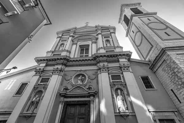 Fransa 'nın eski güzel kasabasındaki Katedralin Sainte-Reparate manzarası