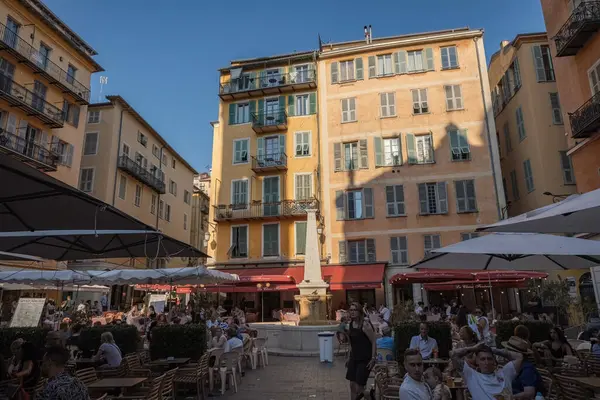 Akşam yemeği için eski kasaba Nica France 'daki restoranda güzel yaşlı kasaba halkı.
