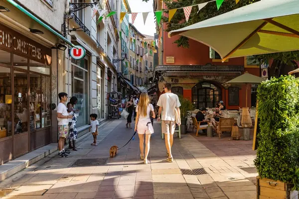 Eski kasabada köpeği gezdiren çift Fransa 'nın dar tarihi evleri.