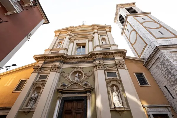 Fransa 'nın eski güzel kasabasındaki Katedralin Sainte-Reparate manzarası