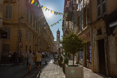 Fransa 'nın arka planında Katedralle Sainte-Tamirat kulesi olan eski güzel bir kasabada yaya caddesi.