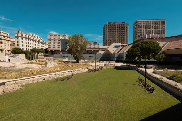 Marsilya Fransa Tarih Müzesi 'nin dışında.