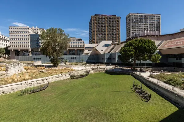 Marsilya Fransa Tarih Müzesi 'nin dışında.