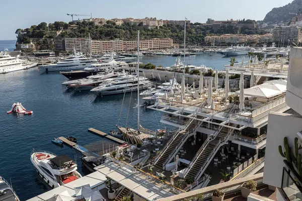 Monako 'da tekneleri ve yüzme havuzu olan yat kulübünün havadan görüntüsü.