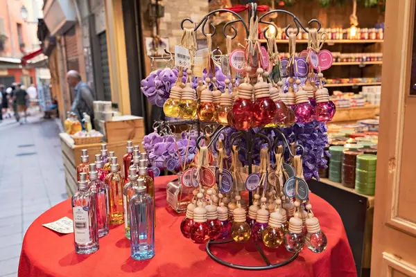 Güzel Fransa 'nın eski bir kasabasında parfüm dükkanı