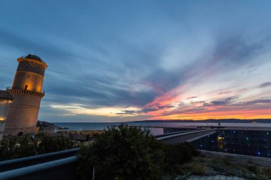 Marsilya 'daki Avrupa ve Akdeniz Medeniyetleri Müzesi ya da Marsilya' daki MuCEM Müzesi üzerinde gün batımı manzarası