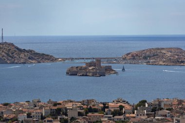 Marsilya yakınlarındaki Akdeniz kıyısındaki Frioul takımadasının en küçük adası olan if adasındaki şato.