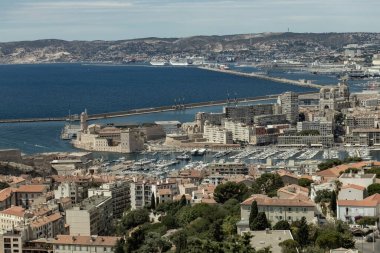 Fransa 'nın güneyindeki Notre-Dame de la Garde tepesinden Marsilya' nın hava manzarası