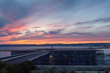 Marsilya 'daki Avrupa ve Akdeniz Medeniyetleri Müzesi ya da Marsilya' daki MuCEM Müzesi üzerinde gün batımı manzarası