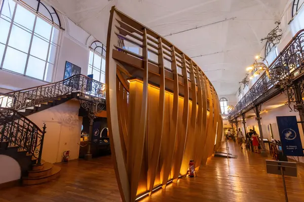 Ahşap bir gemi gövdesi yapısı içeren Monako Oşinografi Müzesi 'nin iç manzarası, deniz mirasını ve deniz keşiflerini kutluyor.